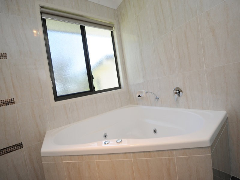 8 Billabong Drive, Glen Eden QLD 4680