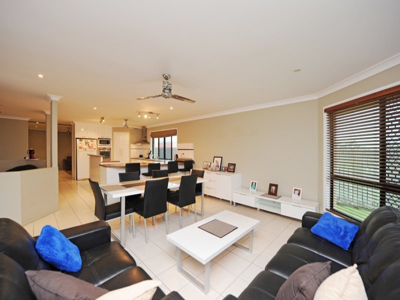 14 Viewpoint Way, New Auckland QLD 4680