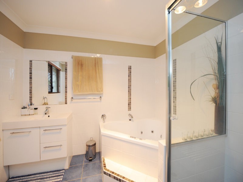 14 Viewpoint Way, New Auckland QLD 4680