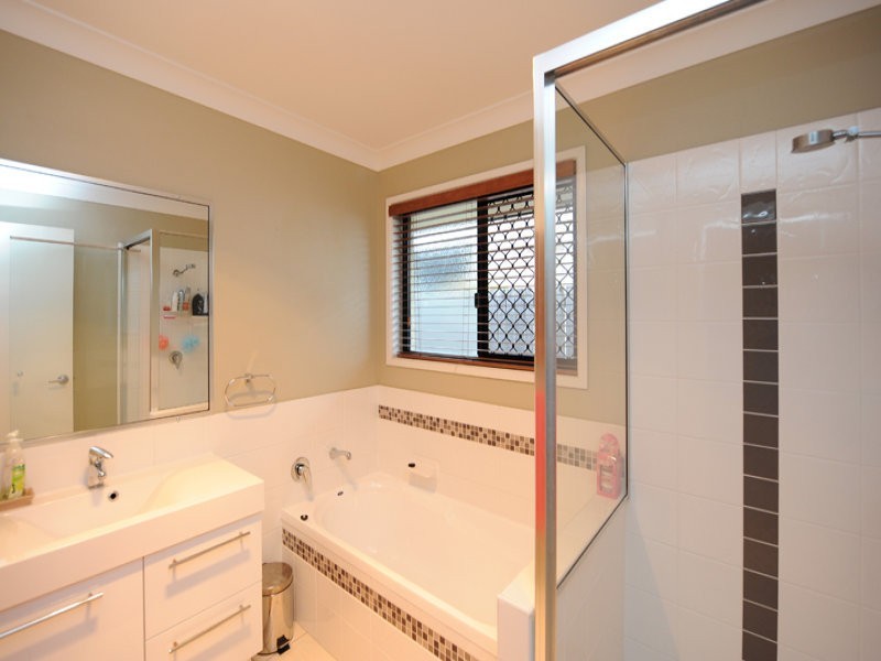 14 Viewpoint Way, New Auckland QLD 4680