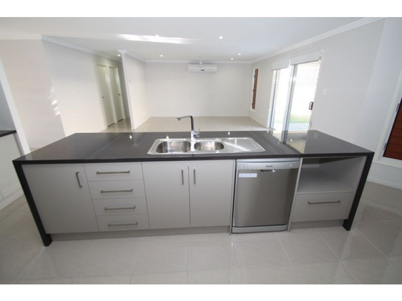 1 Briffney Street, Kirkwood QLD 4680