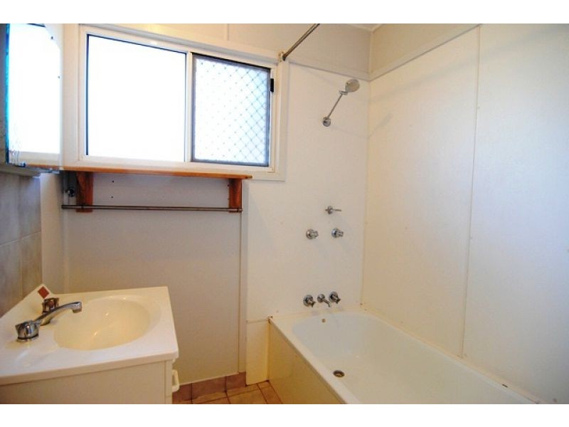 19 Moura Cres, Barney Point QLD 4680