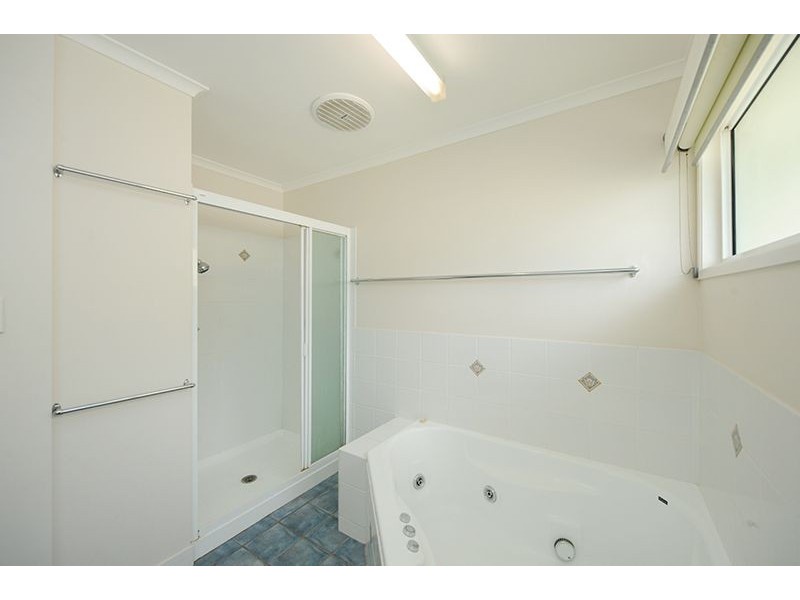 27 Pine Avenue, West Gladstone QLD 4680