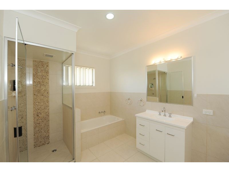 90 Emmadale Drive, New Auckland QLD 4680