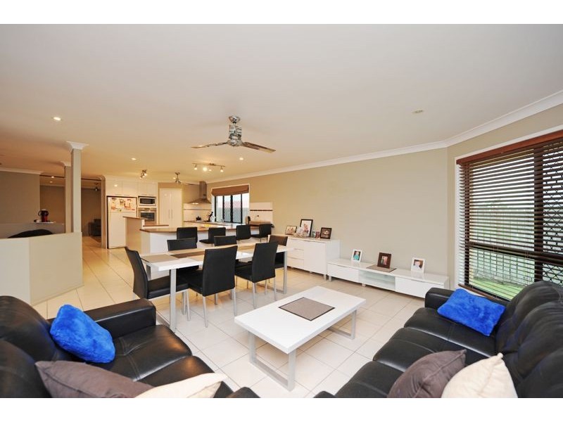 14 Viewpoint Way, New Auckland QLD 4680