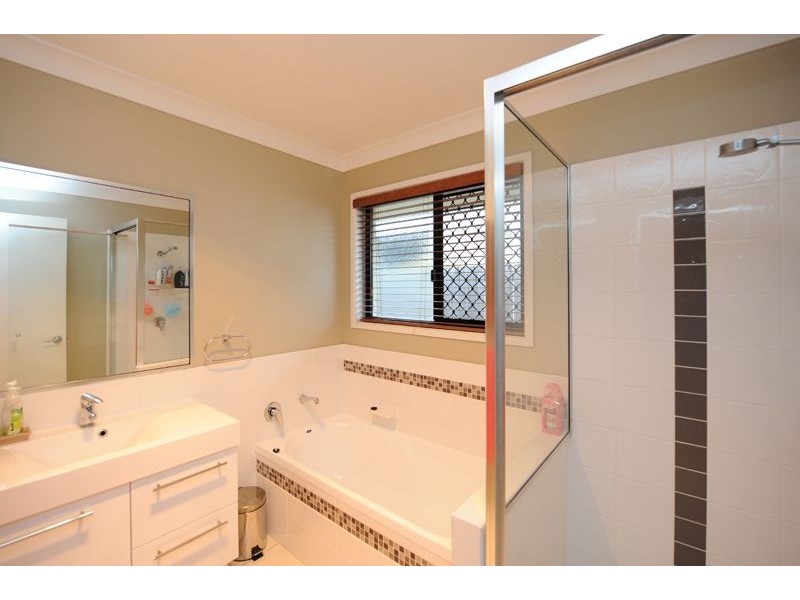 14 Viewpoint Way, New Auckland QLD 4680