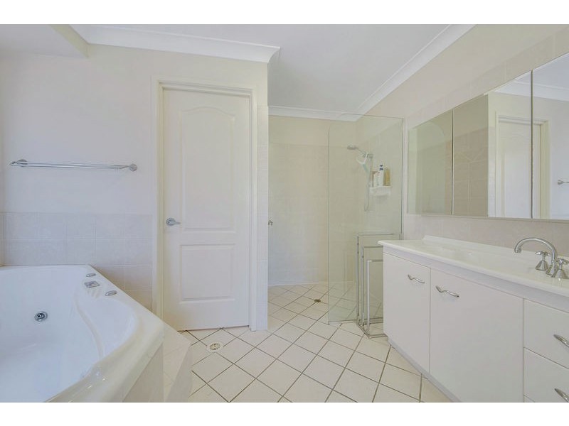 4 Leonie Court, New Auckland QLD 4680