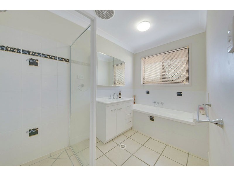 4 Leonie Court, New Auckland QLD 4680