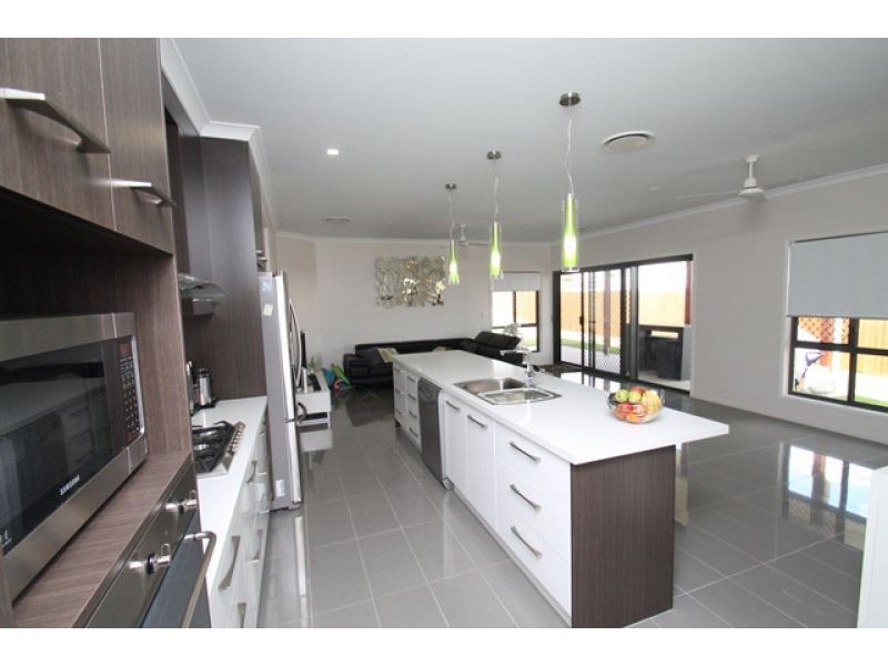 8 Blackburn Court, Kirkwood QLD 4680