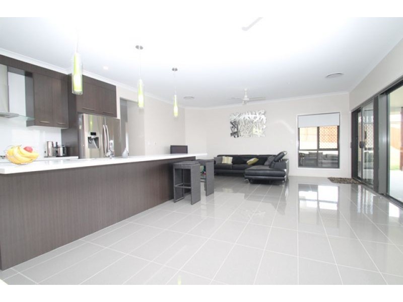 8 Blackburn Court, Kirkwood QLD 4680