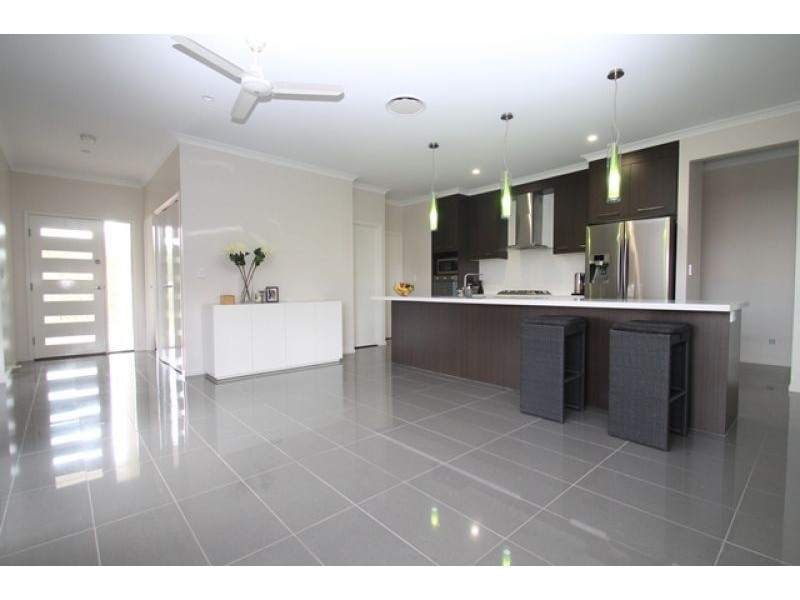 8 Blackburn Court, Kirkwood QLD 4680