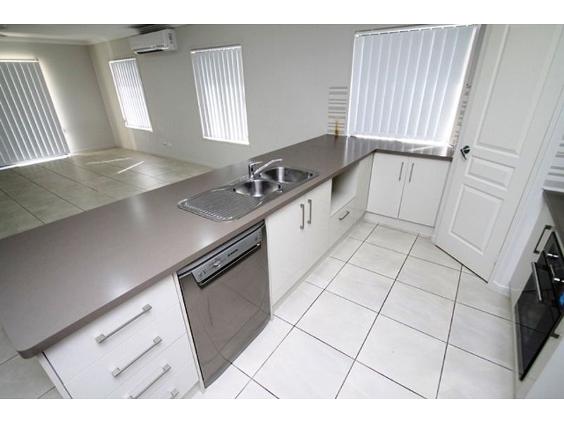 9 Kroombit Terrace, New Auckland QLD 4680