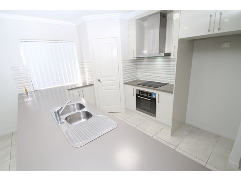 9 Kroombit Terrace, New Auckland QLD 4680