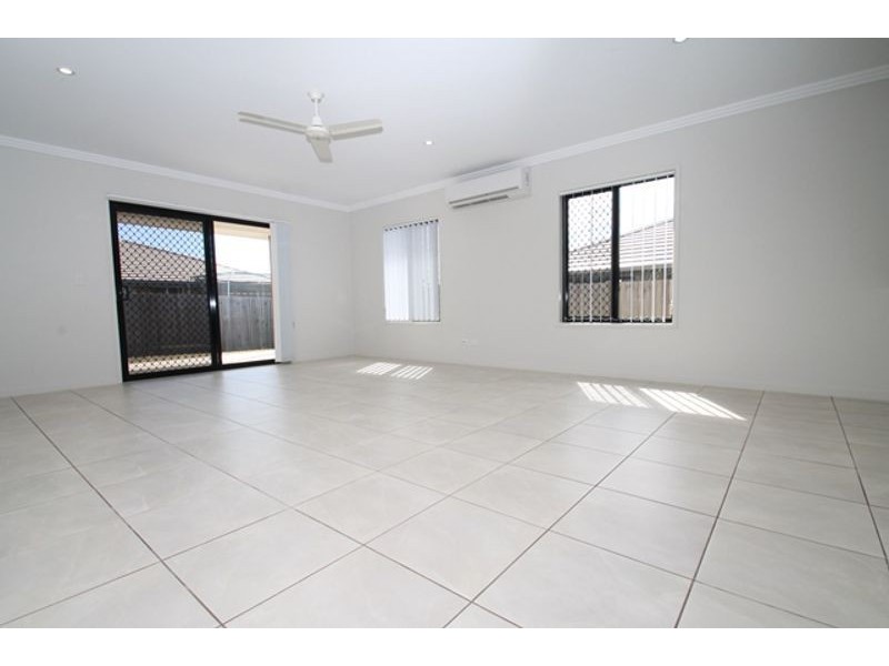 9 Kroombit Terrace, New Auckland QLD 4680