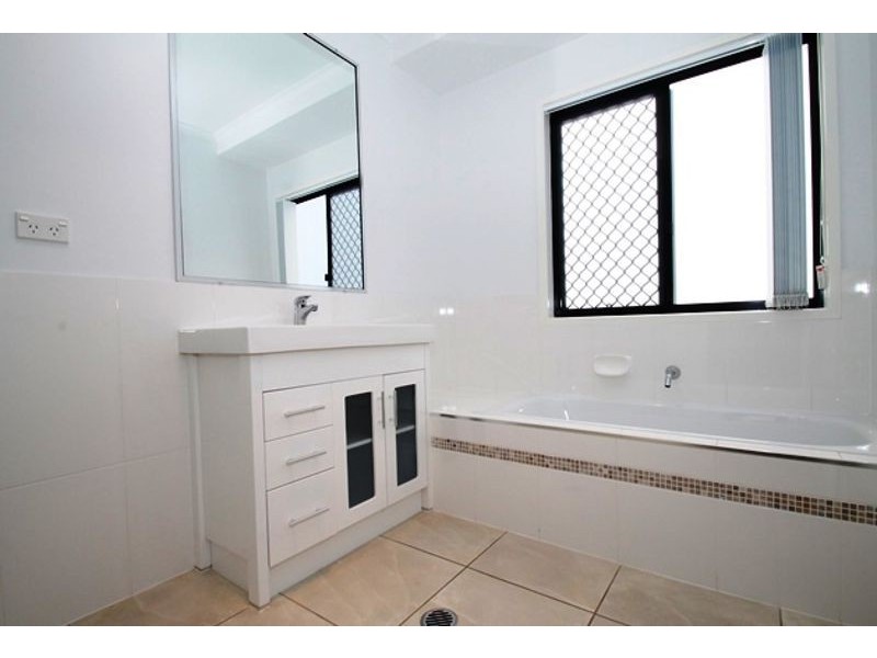 9 Kroombit Terrace, New Auckland QLD 4680