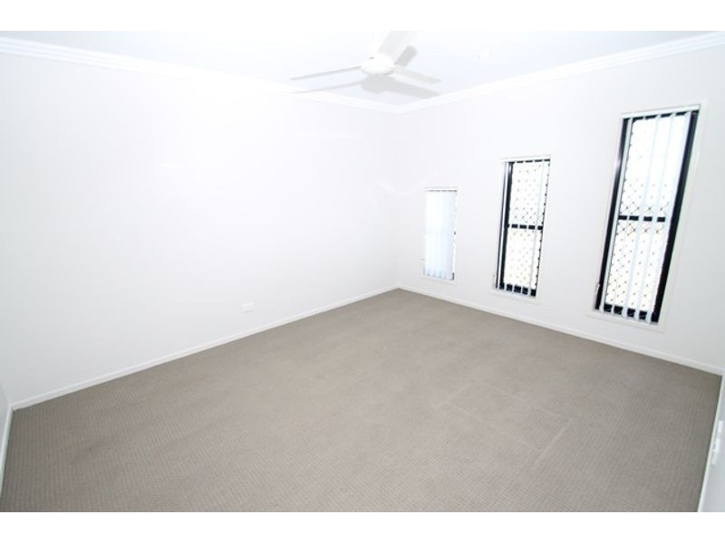 9 Kroombit Terrace, New Auckland QLD 4680