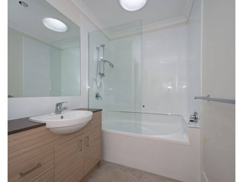 2/261 Auckland Street, South Gladstone QLD 4680