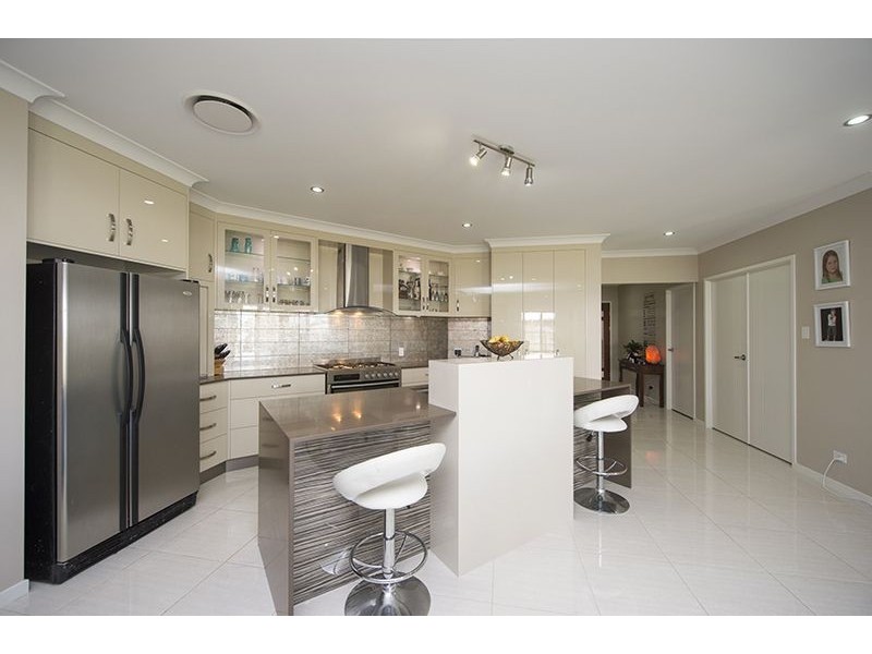17 Valley Way, Boyne Island QLD 4680