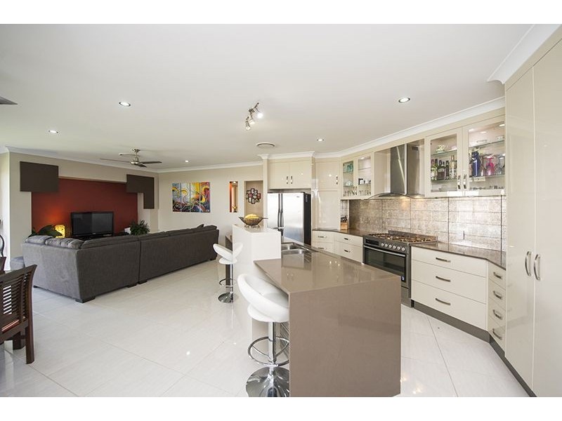 17 Valley Way, Boyne Island QLD 4680