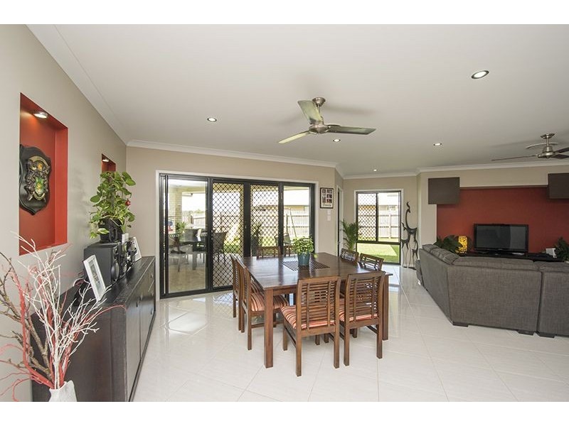 17 Valley Way, Boyne Island QLD 4680
