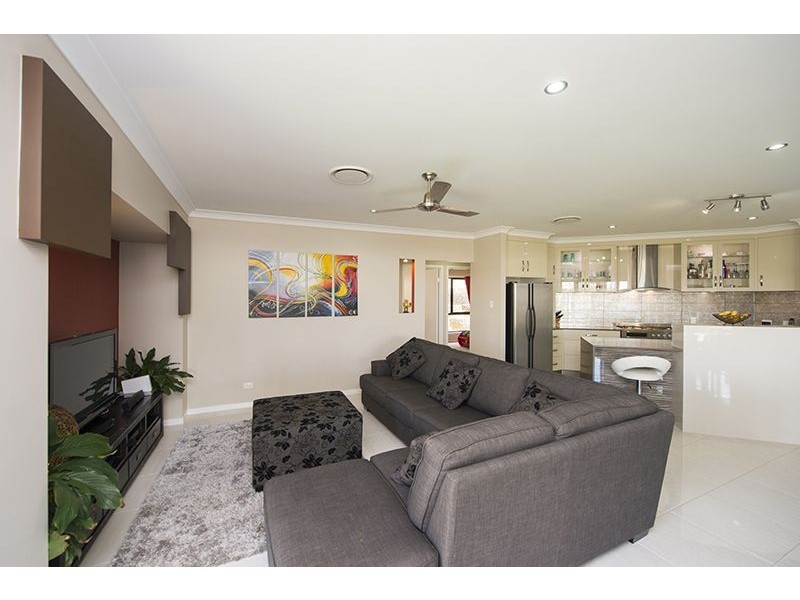 17 Valley Way, Boyne Island QLD 4680