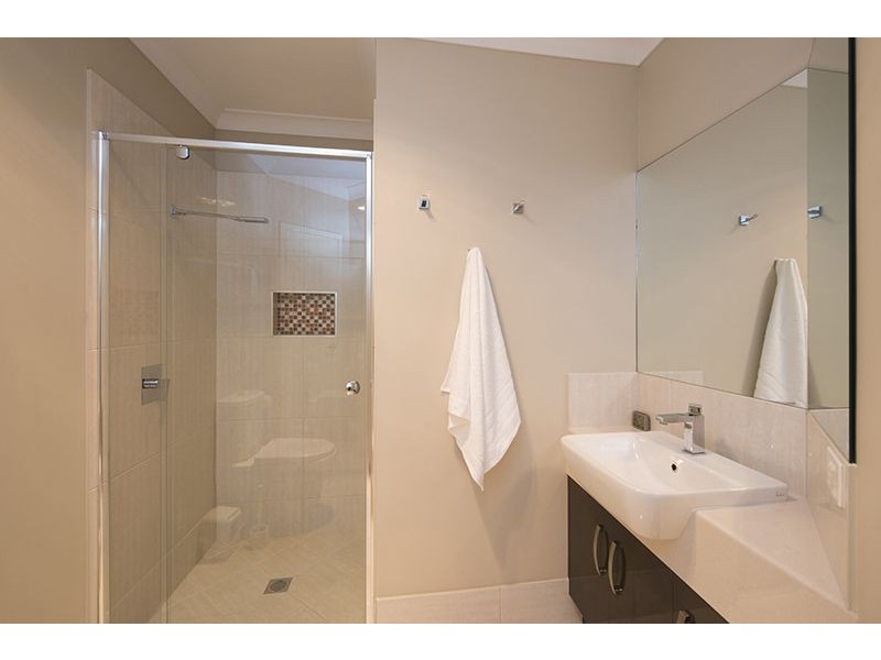 17 Valley Way, Boyne Island QLD 4680