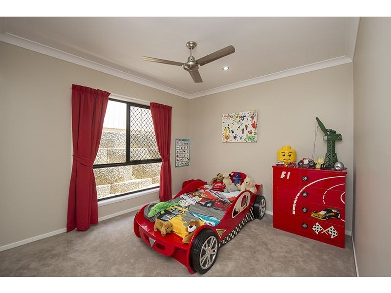 17 Valley Way, Boyne Island QLD 4680