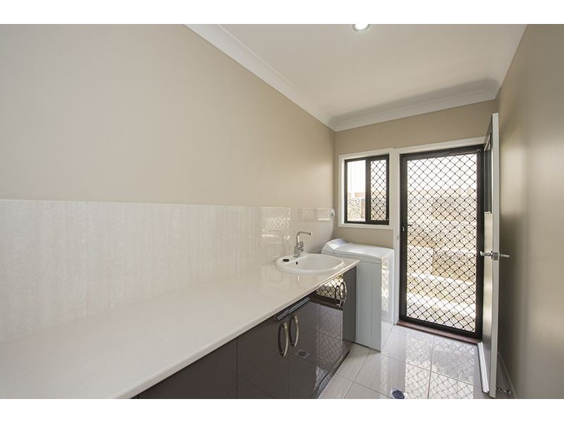 17 Valley Way, Boyne Island QLD 4680
