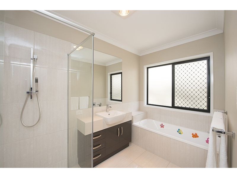 17 Valley Way, Boyne Island QLD 4680