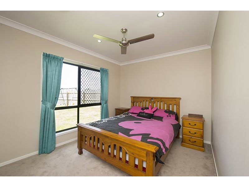 17 Valley Way, Boyne Island QLD 4680