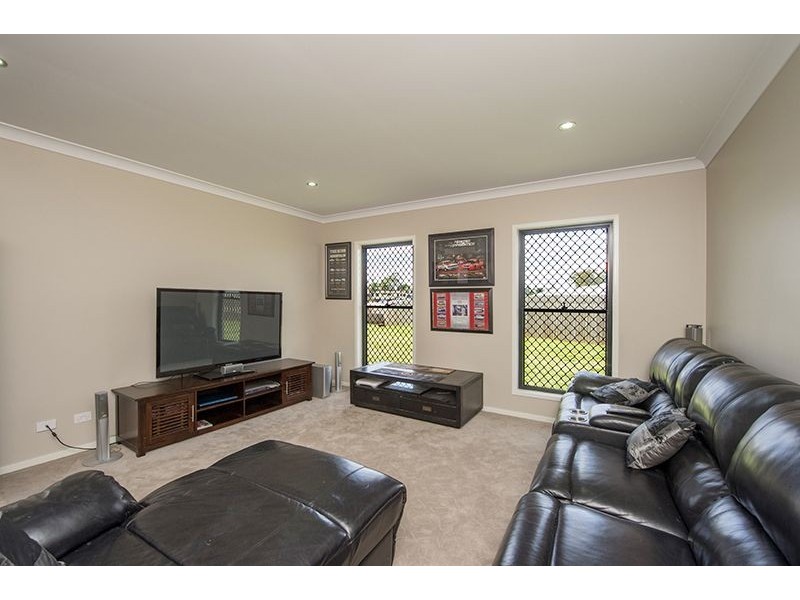 17 Valley Way, Boyne Island QLD 4680