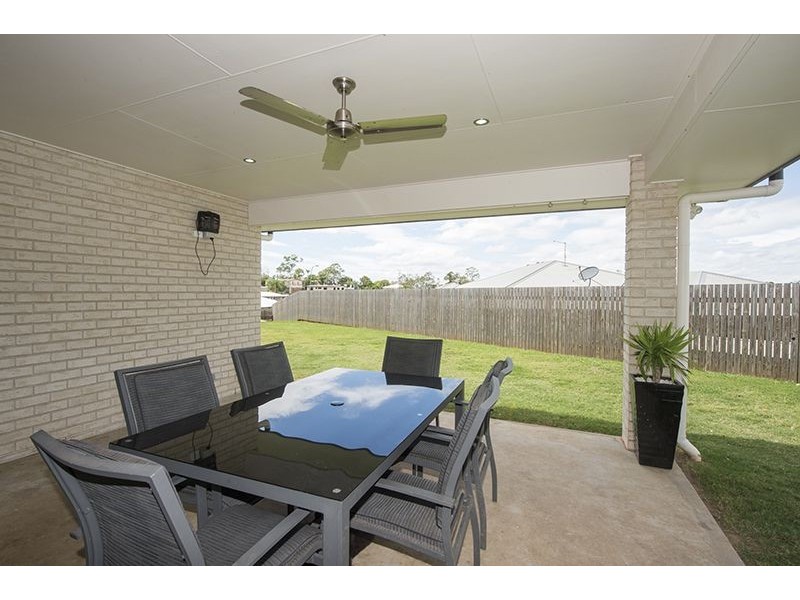 17 Valley Way, Boyne Island QLD 4680
