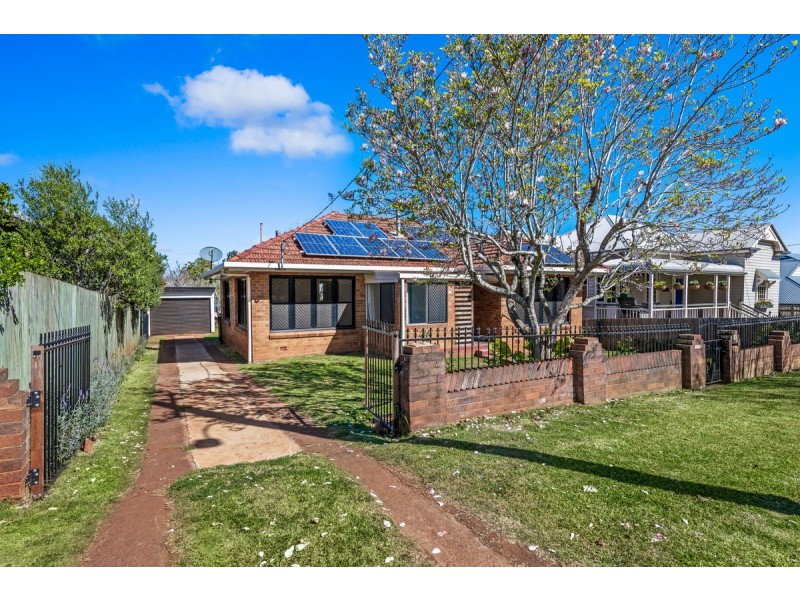18 Robinson Street, North Toowoomba QLD 4350