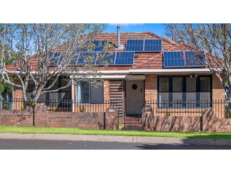 18 Robinson Street, North Toowoomba QLD 4350