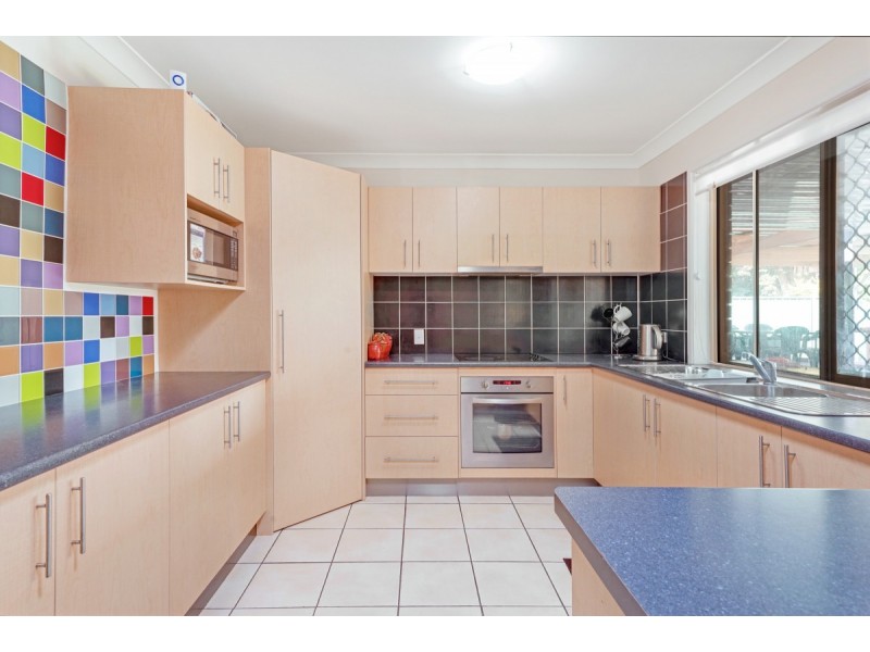 8 Danvers Court, Hillcrest QLD 4118