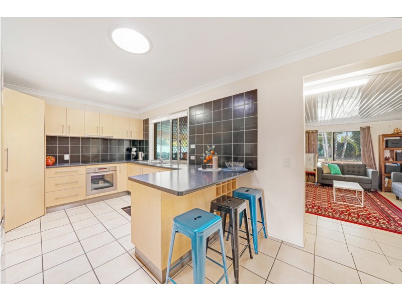 8 Danvers Court, Hillcrest QLD 4118