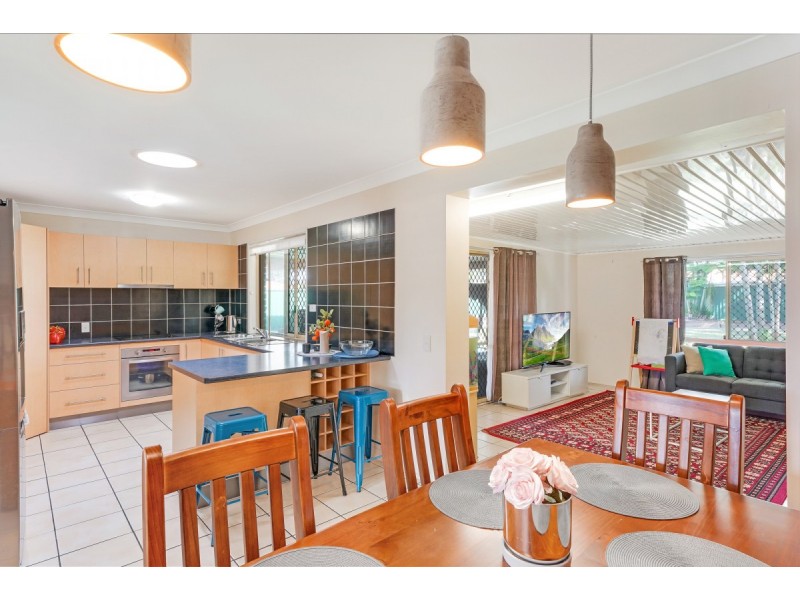 8 Danvers Court, Hillcrest QLD 4118