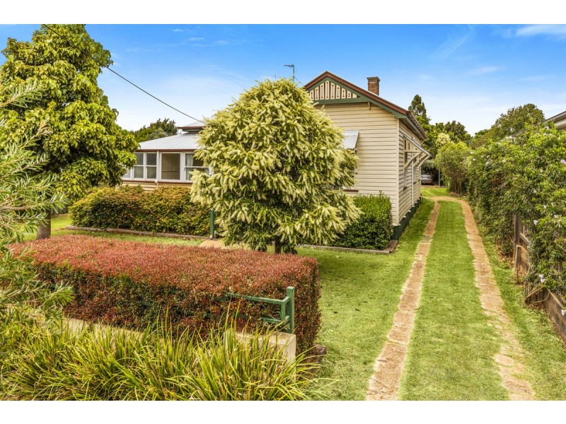 136 Hill Street, Newtown QLD 4350