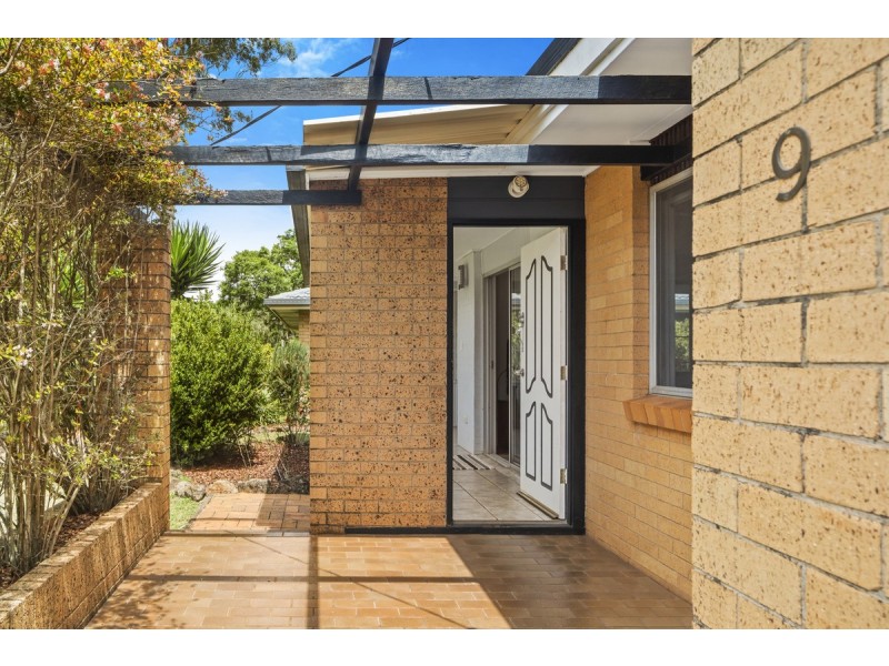 9 Talinga Street, Mount Lofty QLD 4350