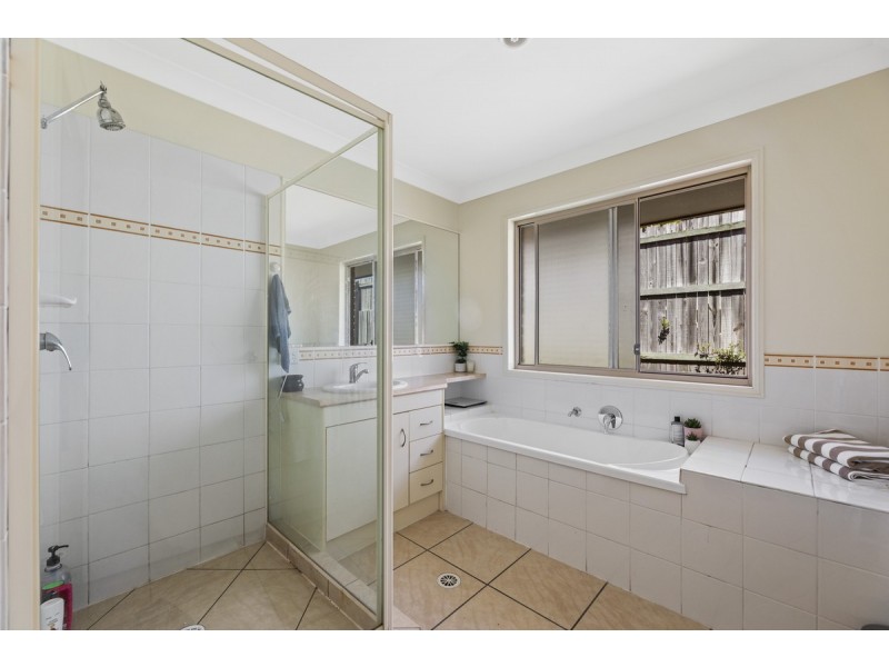 25 Charlton Place, Regents Park QLD 4118