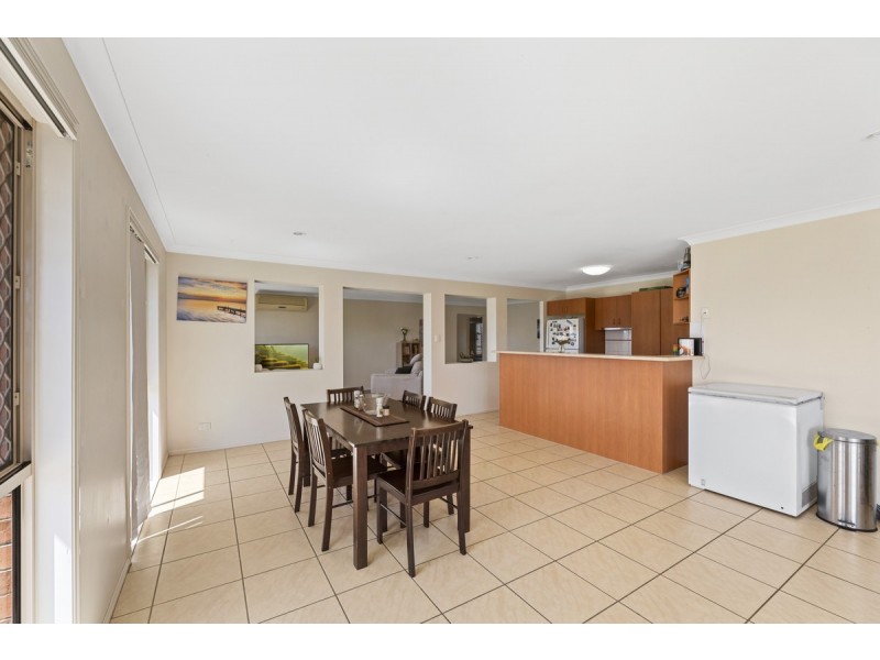 25 Charlton Place, Regents Park QLD 4118
