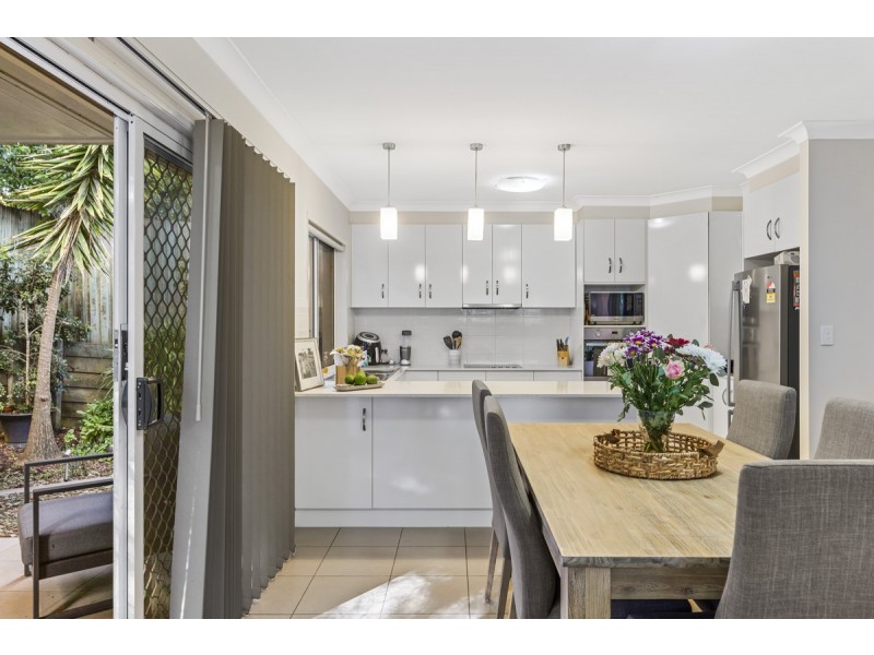 2/1 Barry Street, Mount Lofty QLD 4350