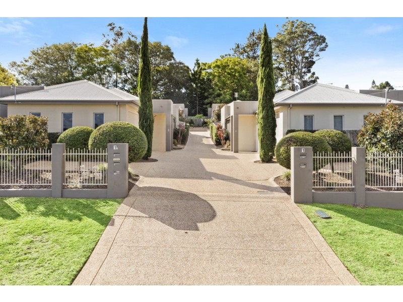 2/1 Barry Street, Mount Lofty QLD 4350