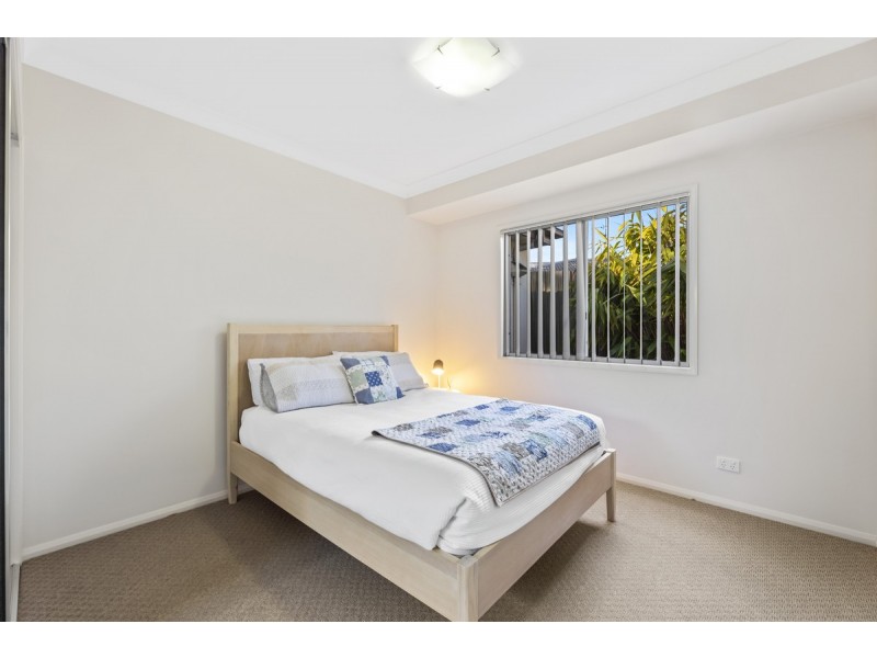 2/1 Barry Street, Mount Lofty QLD 4350