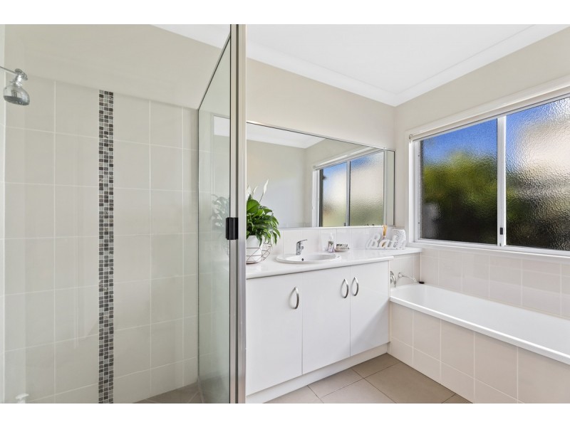 2/1 Barry Street, Mount Lofty QLD 4350
