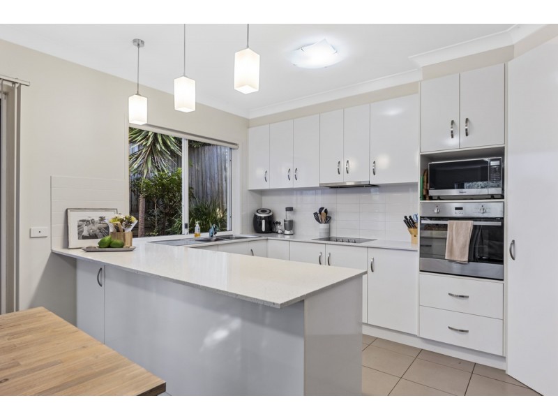 2/1 Barry Street, Mount Lofty QLD 4350