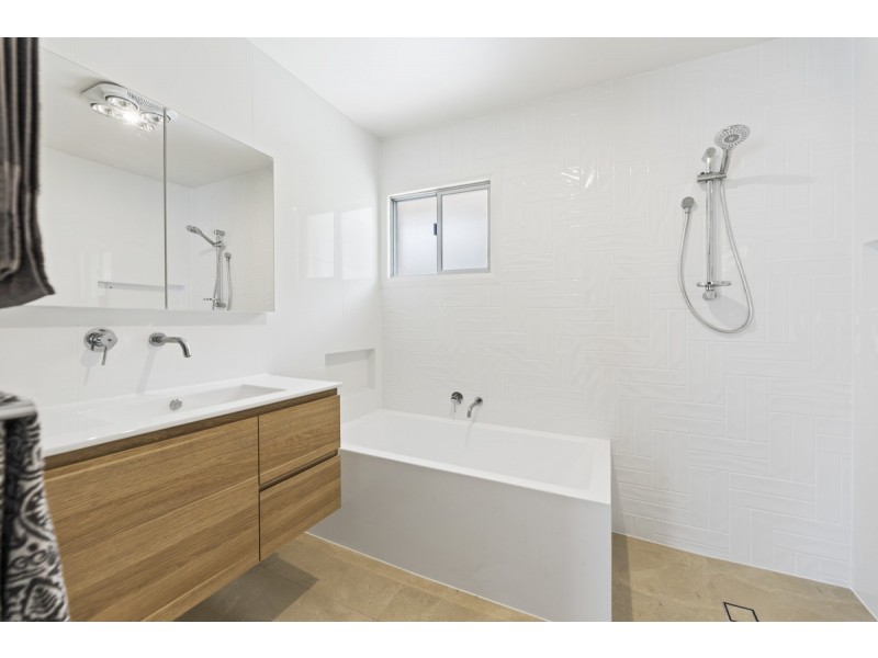 37 North Street, Mount Lofty QLD 4350