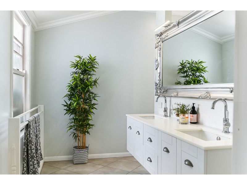 43 Alford Street, Mount Lofty QLD 4350