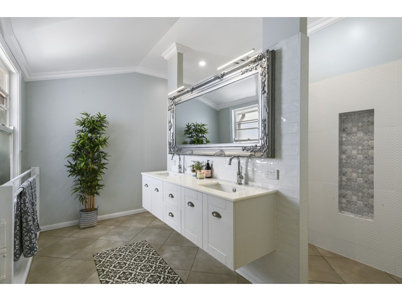 43 Alford Street, Mount Lofty QLD 4350