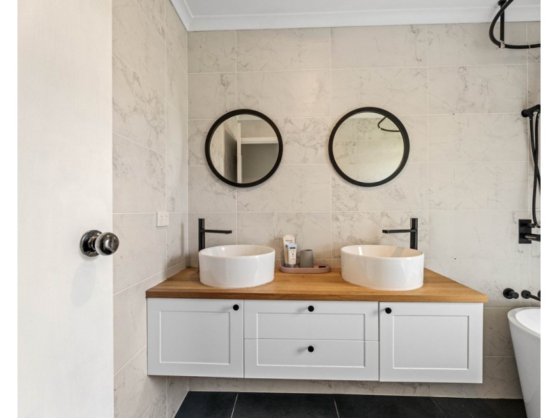 5 Tea Tree Court, Newtown QLD 4350